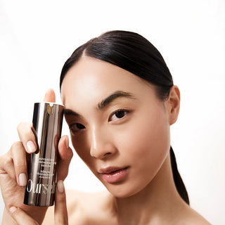 Model holding Ourself Advanced Regenerative Serum